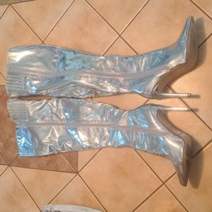 Olivia j Shoes/boot/stover in silver size 5 1/2